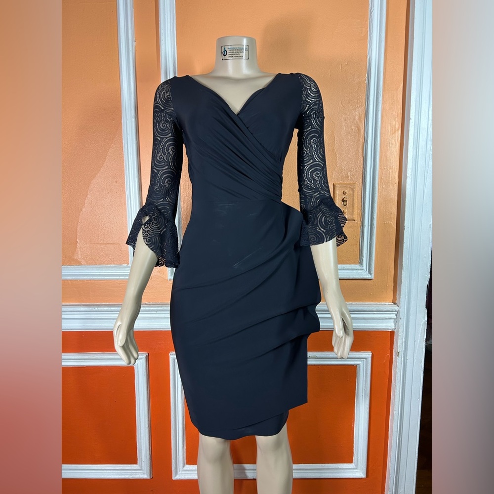 Chiara Boni La Petite Robe

Triana Lace-Sleeve Midi-Dress